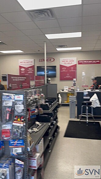 More Photos Of 36 W Chatham Ct, Garden City Showroom For Lease