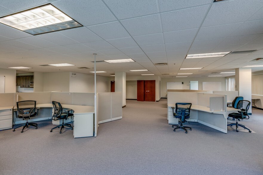 More Photos Of 6000 Brooktree Rd, Wexford Office For Lease
