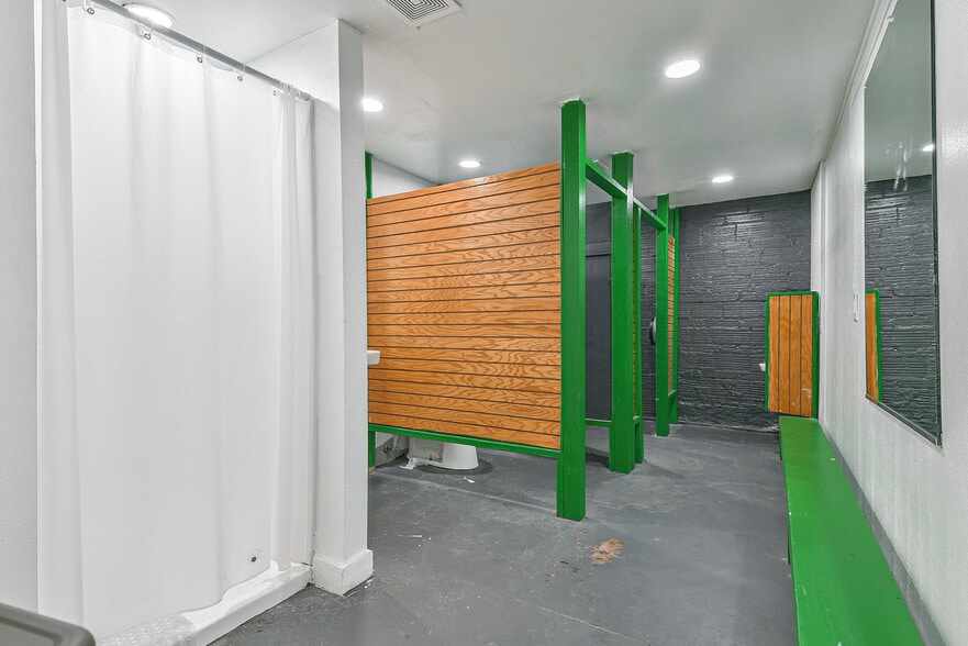 More Photos Of 2701 Emancipation Ave, Houston General Retail For Sale