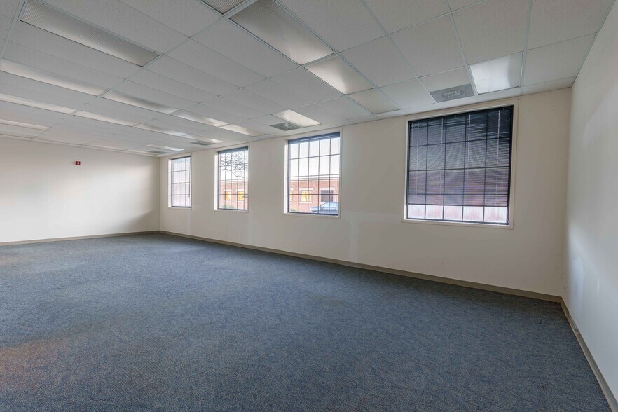 More Photos Of 415 Franklin D Roosevelt Dr, Muscle Shoals Office For Lease