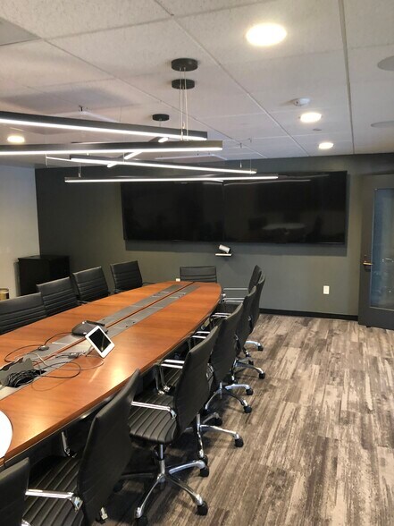 More Photos Of 4553 La Tienda Rd, Westlake Village Light Manufacturing For Sale