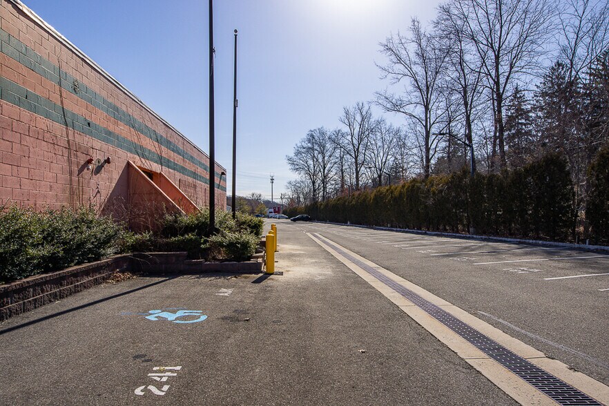 More Photos Of 12 E Dexter Plz, Pearl River Warehouse For Lease