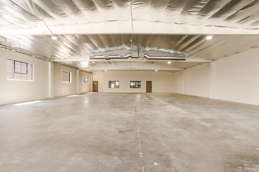 More Photos Of 13755-13761 Saticoy St, Panorama City Warehouse For Lease
