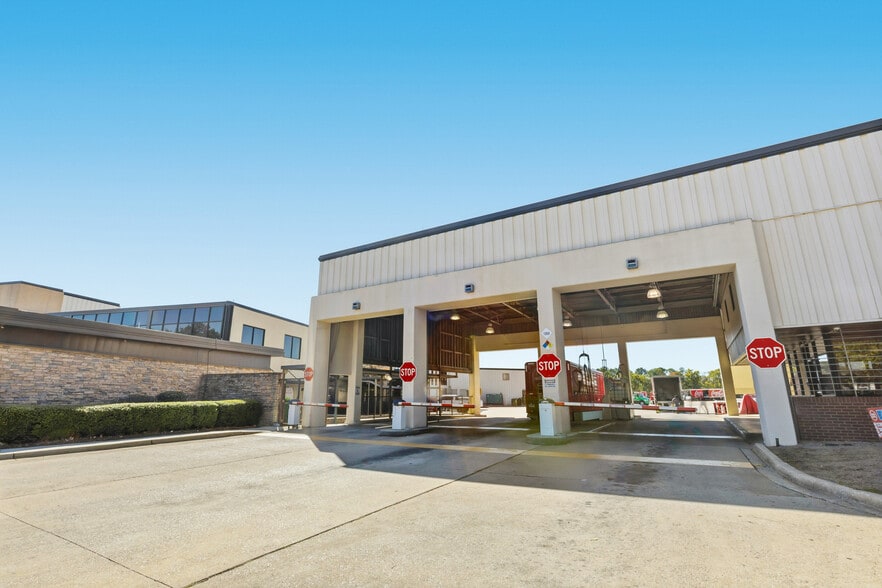 More Photos Of 4600 E Lake Blvd, Birmingham Warehouse For Sale