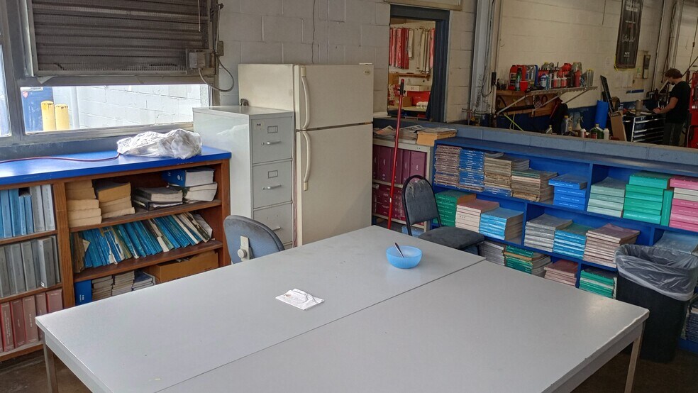 More Photos Of 520 W Kimberly Rd, Davenport Auto Dealership For Lease