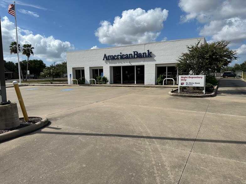 Primary Photo Of 5033 Saratoga Blvd, Corpus Christi Bank For Sale