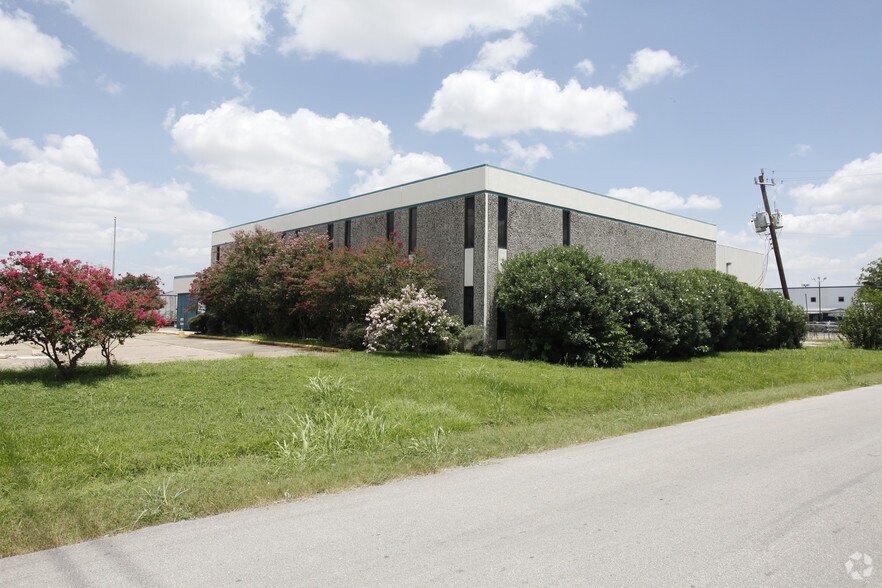 More Photos Of 7031 Grand Blvd, Houston Research And Development For Lease