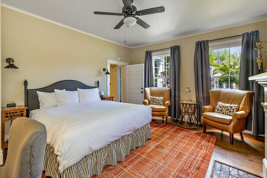 More Photos Of 240 E California St, Jacksonville Hotel For Sale