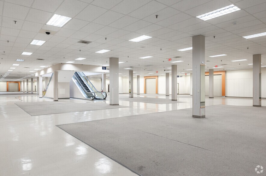 More Photos Of 4800 S Hulen St, Fort Worth Unknown For Lease