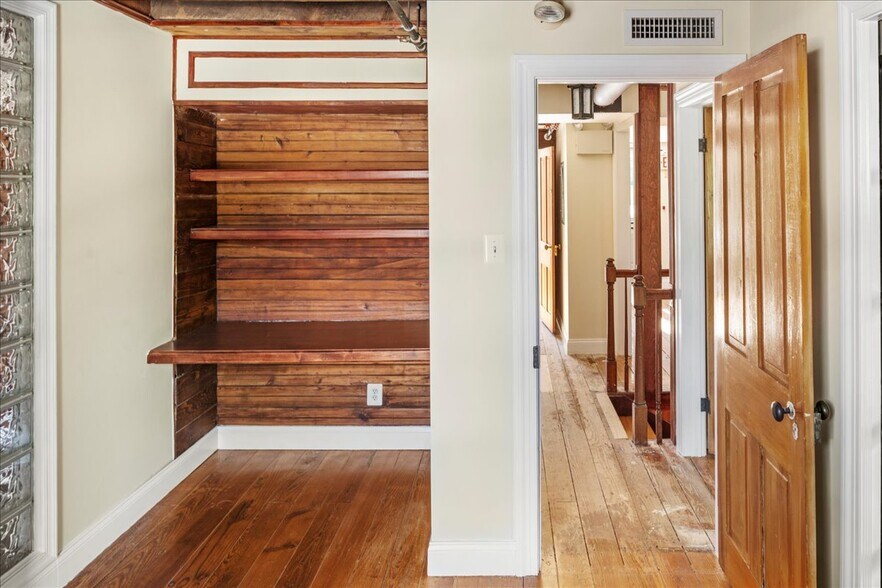 More Photos Of 159 N Sycamore St, Newtown Office For Lease