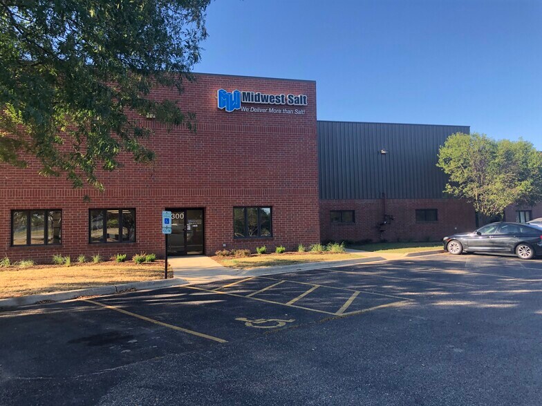 Primary Photo Of 1300 W Washington St, West Chicago Warehouse For Lease