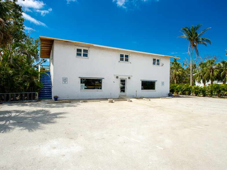 More Photos Of 905 Fitzhugh St, Sanibel Freestanding For Sale