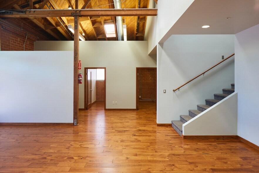 More Photos Of 2435-2449 N Naomi St, Burbank Loft Creative Space For Lease