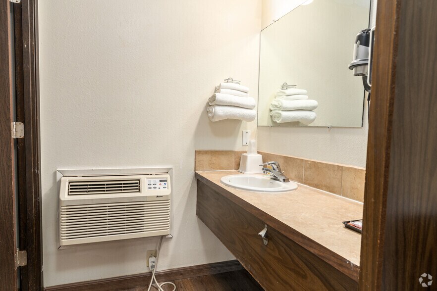 More Photos Of 408 Yakima Valley Hwy, Sunnyside Hotel For Sale