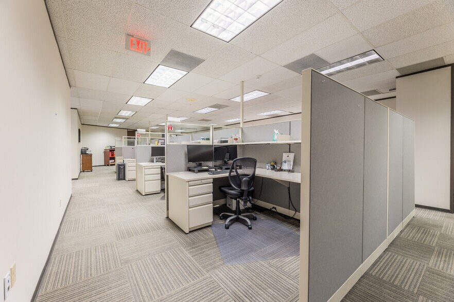 More Photos Of 9000 Gulf Fwy, Houston Office For Lease