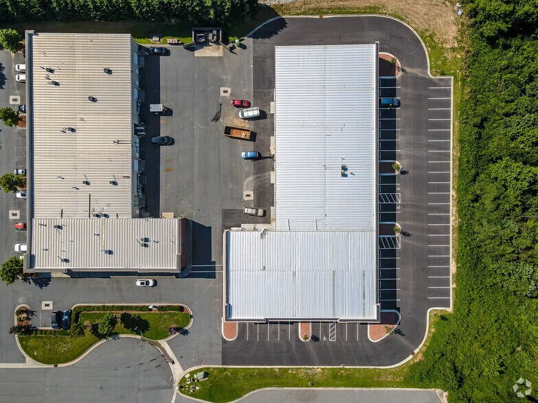 More Photos Of 123 Poplar Pointe Dr, Mooresville Flex For Lease