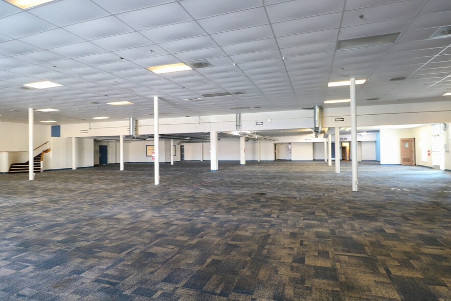 More Photos Of 181 Anderson Ave, Coos Bay Department Store For Sale