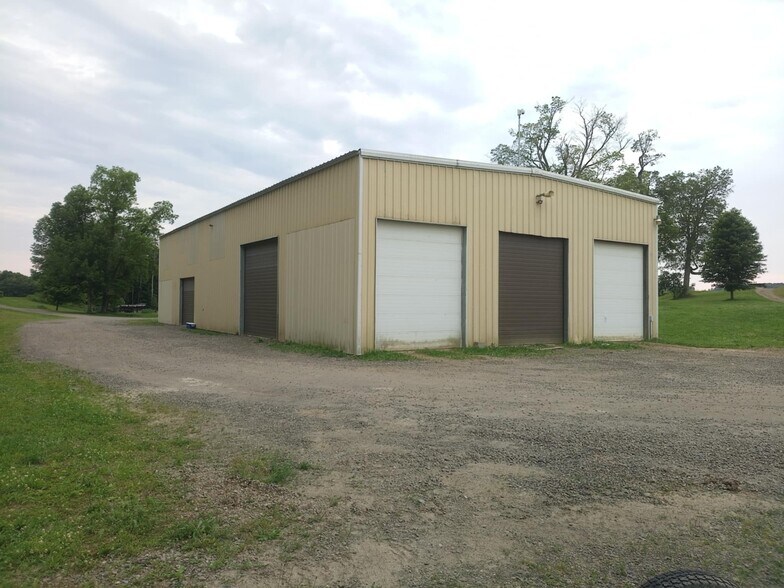 More Photos Of 224 Michael Ln, New Berlin Racetrack For Sale