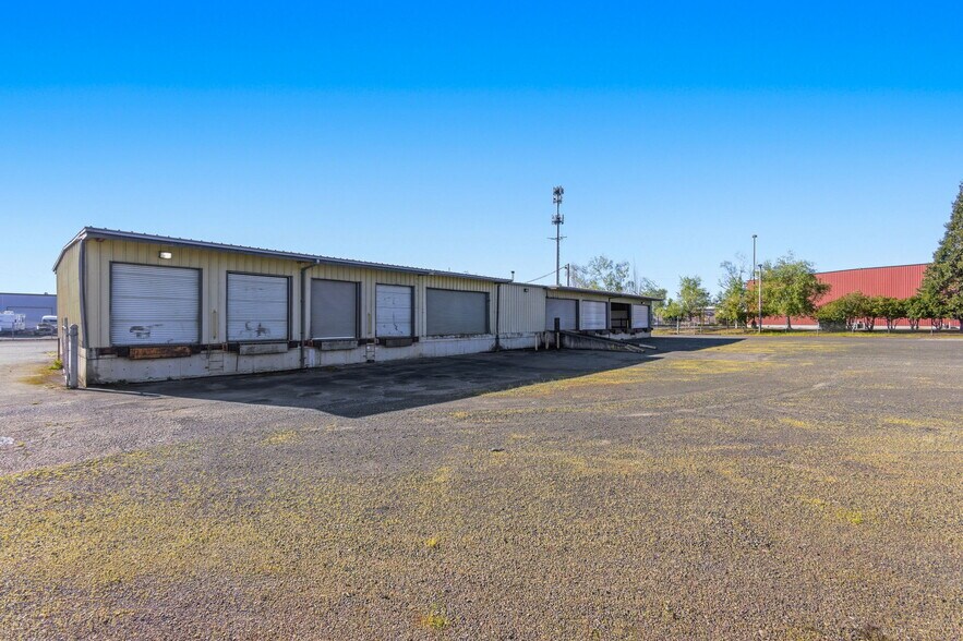 More Photos Of 3010-3012 Industrial Way NE, Salem Distribution For Lease