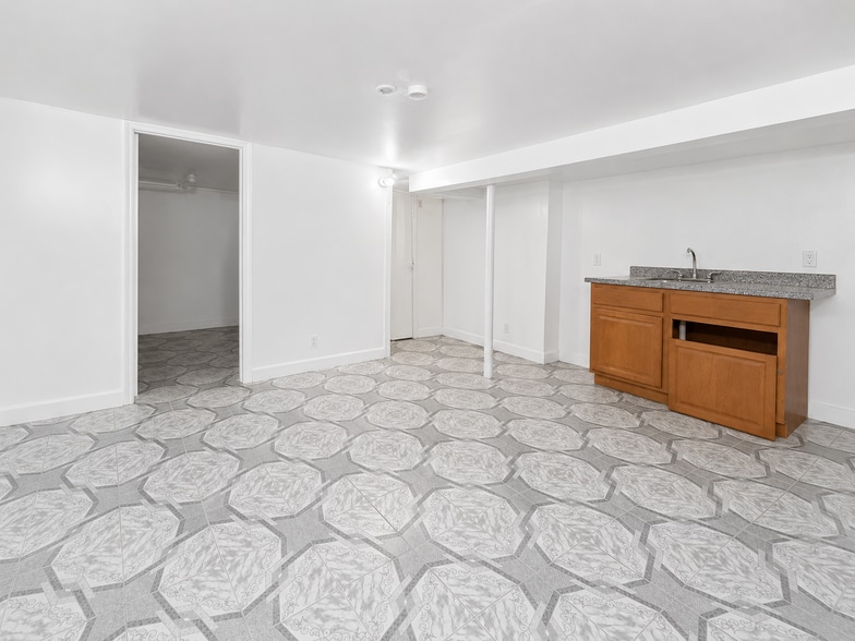 More Photos Of 9625 95th Ave, Ozone Park Flex For Sale