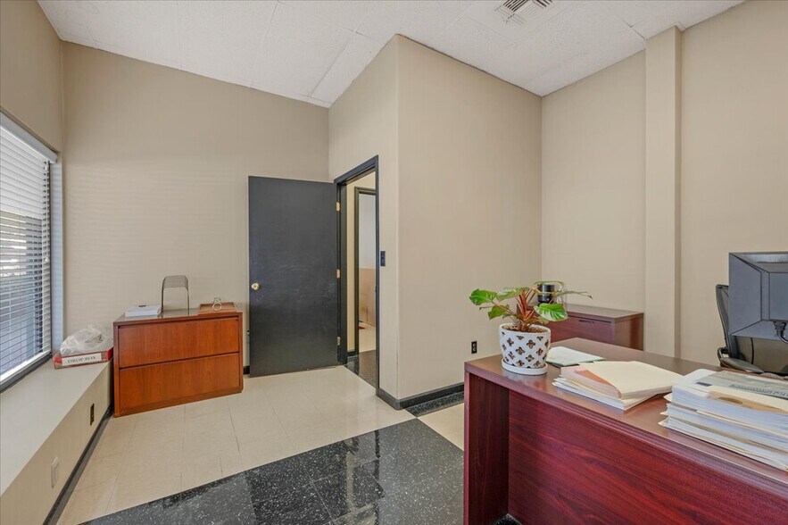 More Photos Of 339 W D St, Lemoore Storefront For Sale