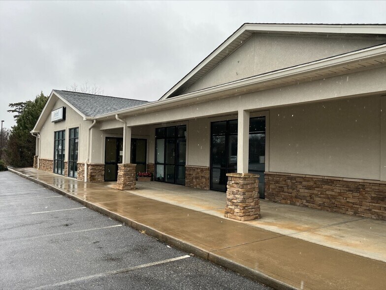 More Photos Of 285 N Main St, Troutman General Retail For Lease