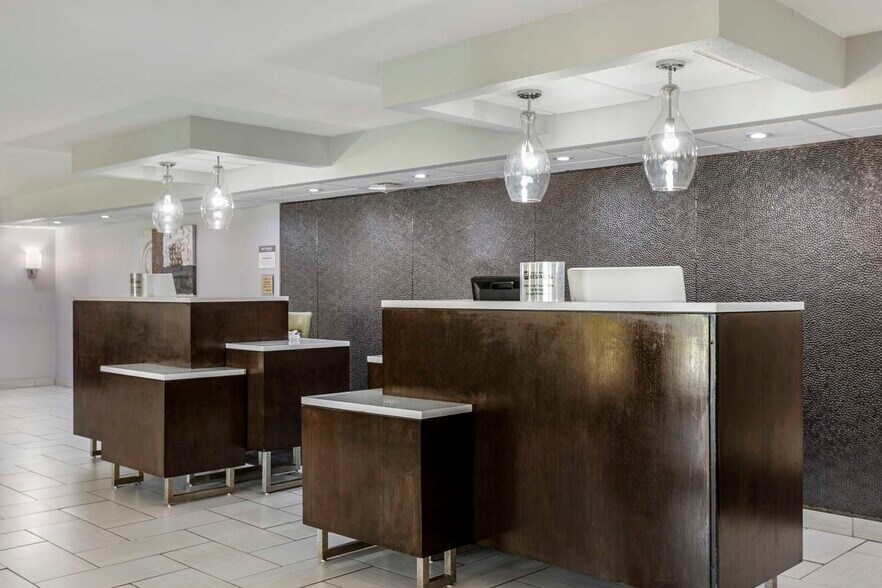 More Photos Of 2911 Gilmore Dr, Jonesboro Hotel For Sale