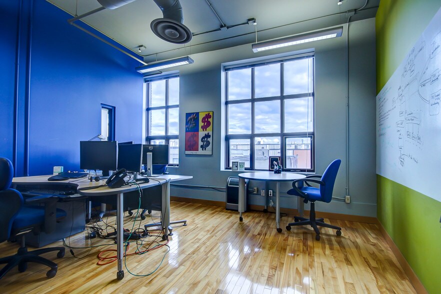 More Photos Of 75 Prom Du Portage, Gatineau Storefront Retail Office For Sale