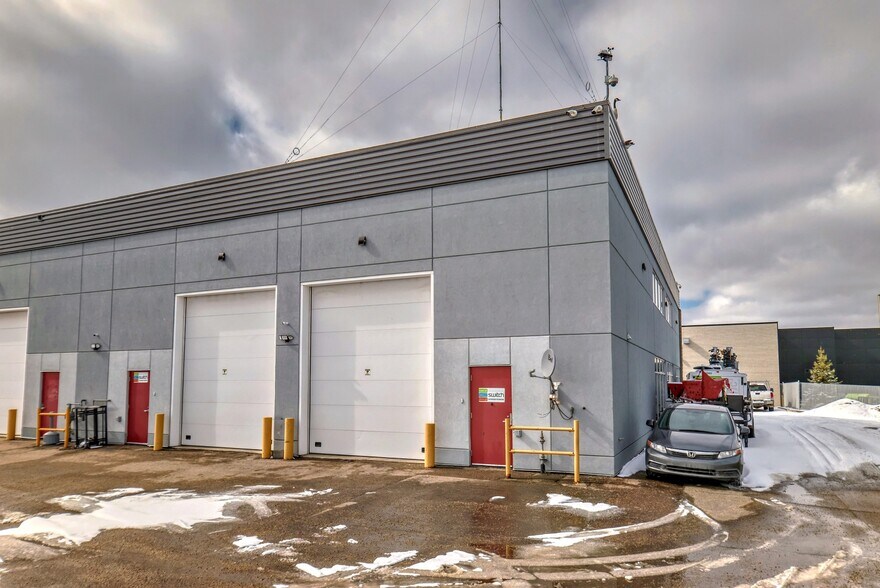 More Photos Of 9050 22 Av SW, Edmonton Showroom For Sale