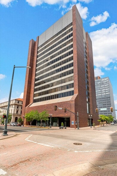 More Photos Of 400 Texas St, Shreveport Office For Sale