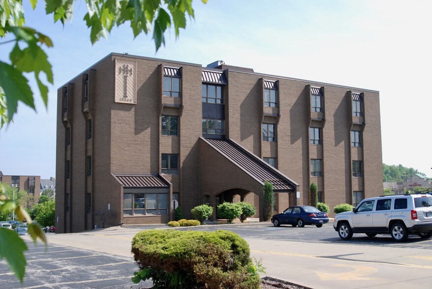 Primary Photo Of 18660 E Bagley Rd, Middleburg Heights Medical For Lease