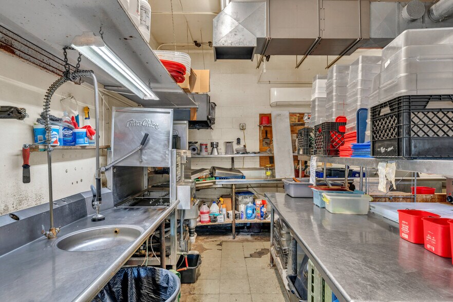 More Photos Of 601 Arizona Ave, Holton General Retail For Sale