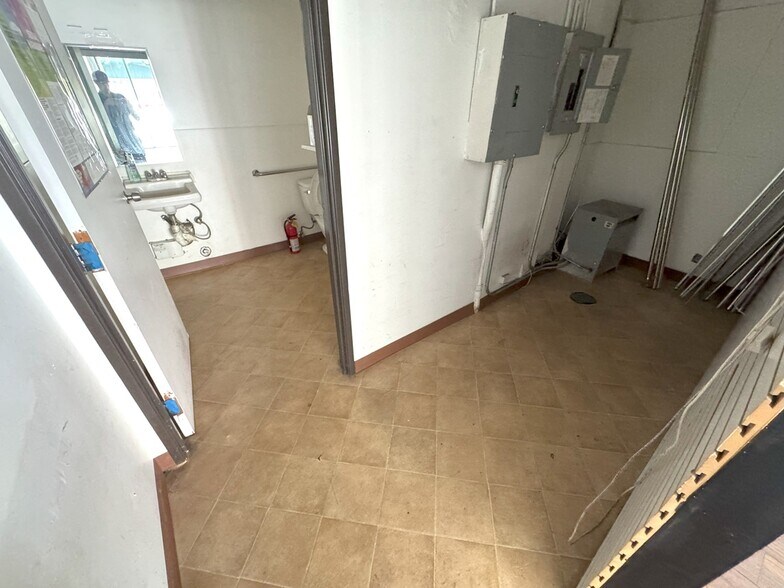 More Photos Of 1100 Wall St, Los Angeles General Retail For Lease