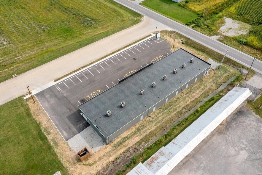 More Photos Of 1219 E Cedar St, New Baden Storefront Retail Office For Lease