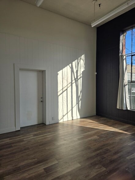 More Photos Of 5015-5025 Colorado Ave S, Seattle Warehouse For Lease