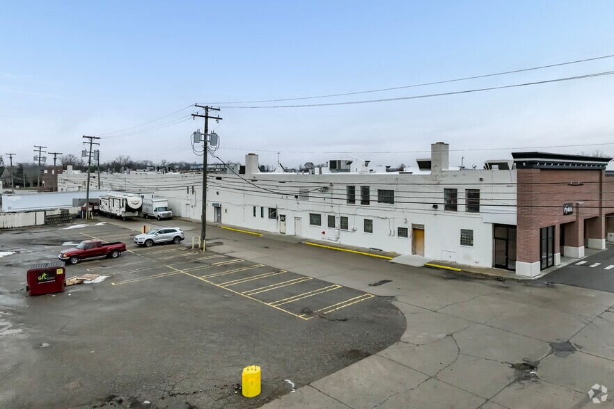 More Photos Of 33111-33251 Plymouth Rd, Livonia Freestanding For Lease