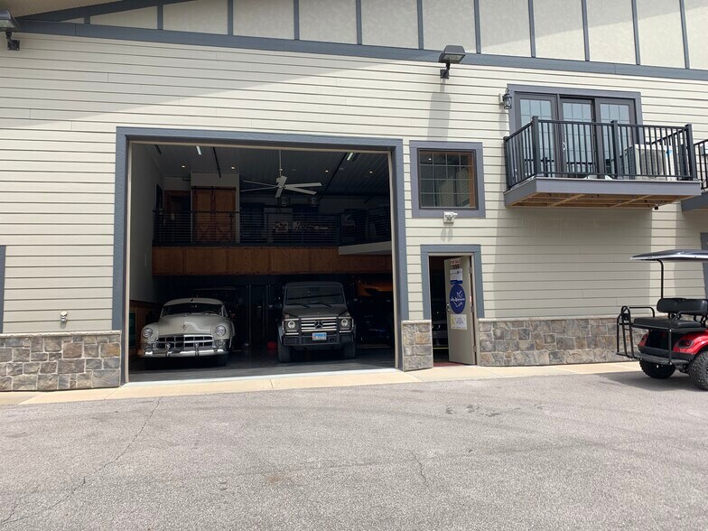 More Photos Of 2108-2260 Ferry Rd, Naperville Showroom For Sale