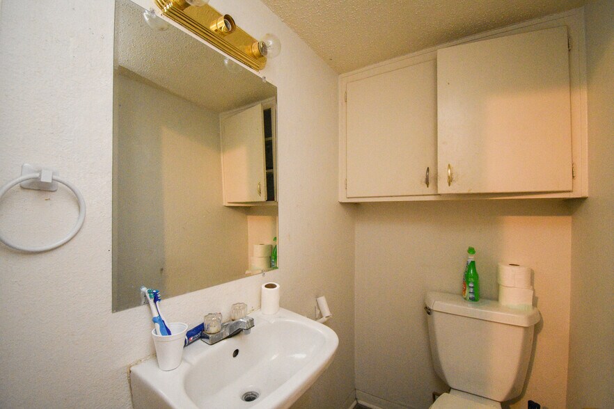 More Photos Of 1805 Rosemary Ave, Victoria Apartments For Sale