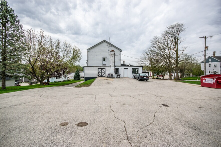 More Photos Of 200 W Washington St, Slinger Restaurant For Lease