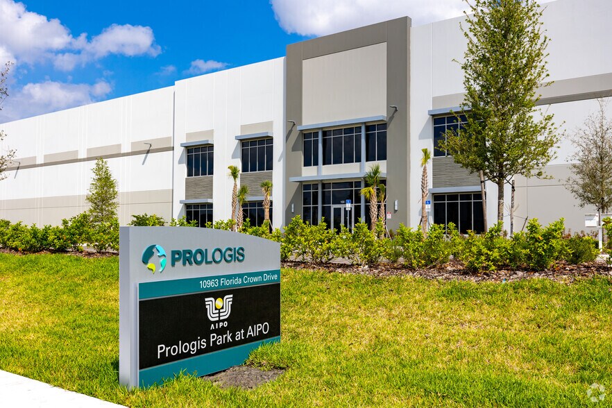 More Photos Of 10963 Florida Crown Dr, Orlando Distribution For Lease