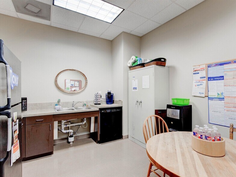 More Photos Of 1100 Parker Sq, Flower Mound Office For Lease