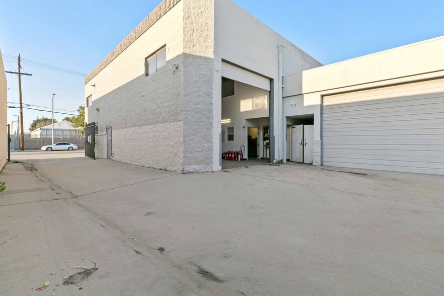 More Photos Of 11170-11172 Penrose St, Sun Valley Warehouse For Lease
