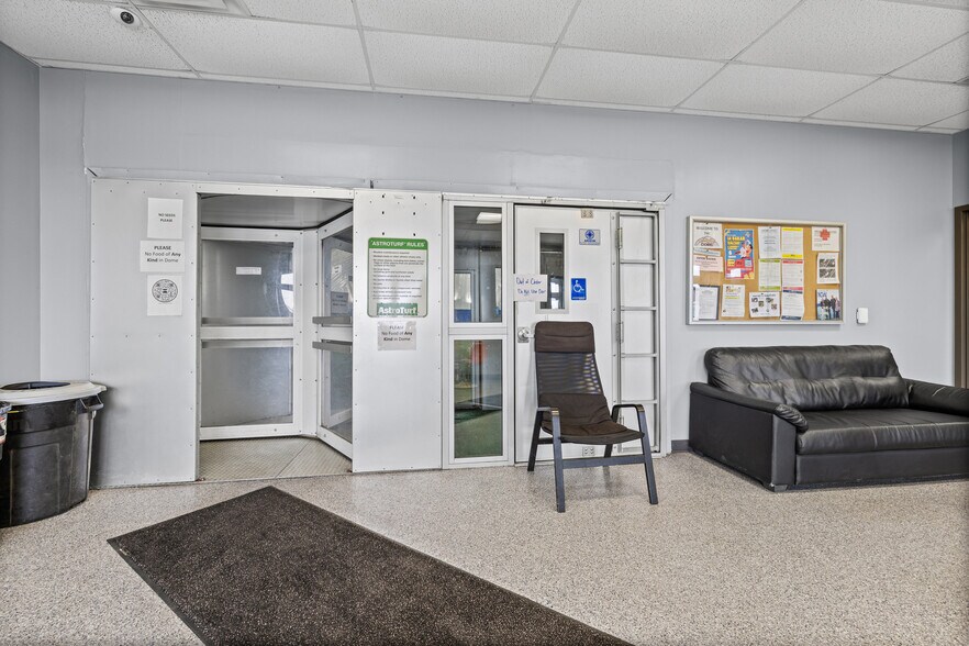 More Photos Of 901 Cannon Rd S, Dundas Sports And Entertainment For Sale