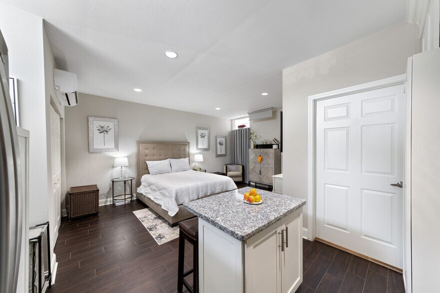 More Photos Of 722 Durham Dr, Houston Office For Sale