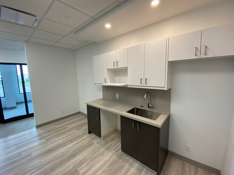 More Photos Of 5423 61 Av SE, Calgary Warehouse For Sale