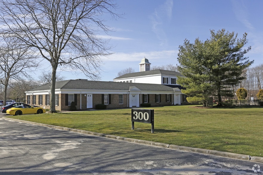 Primary Photo Of 300 E Main St, Smithtown Medical For Lease