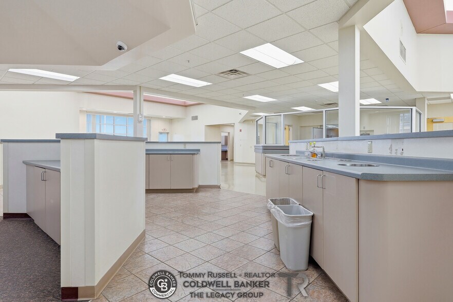 More Photos Of 733 Landmark Dr, Casper Medical For Sale