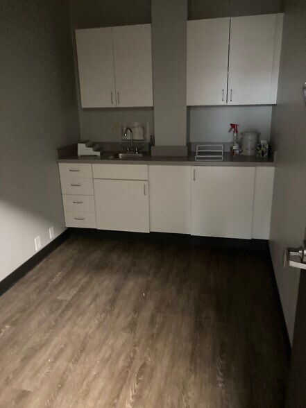 More Photos Of 3510 Clinton Pl, Lawrence Medical For Lease