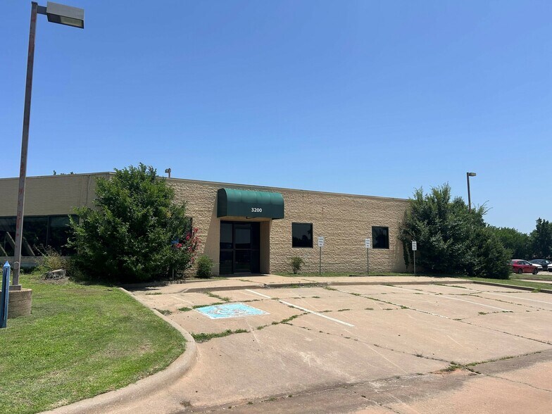 More Photos Of 3200 E Memorial Rd, Edmond Medical For Sale