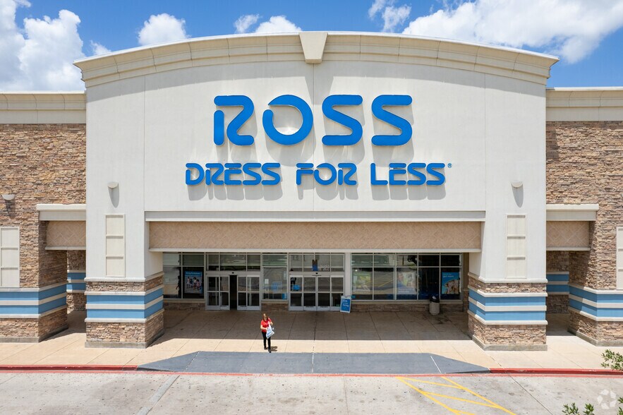 More Photos Of 10251-10261 North Fwy, Houston General Retail For Sale